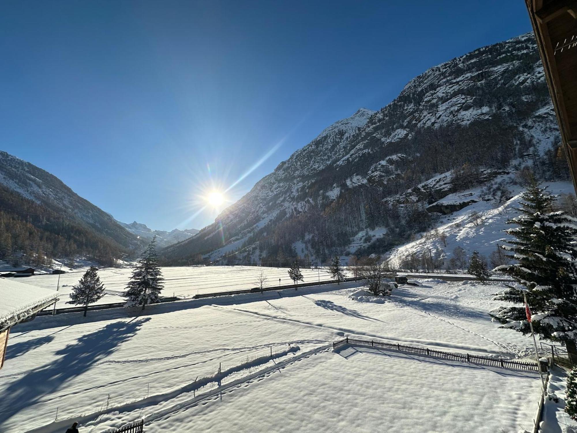 Alpine Retreat 4 Person Apartment Near Zermatt With Parking! Täsch Exteriér fotografie