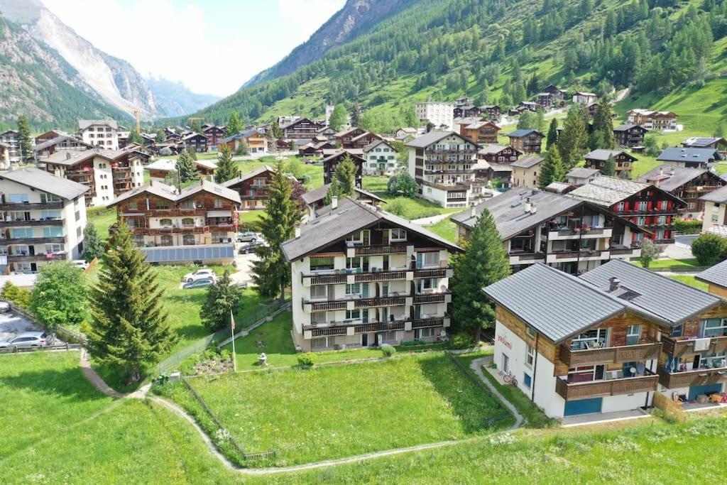 Alpine Retreat 4 Person Apartment Near Zermatt With Parking! Täsch Exteriér fotografie