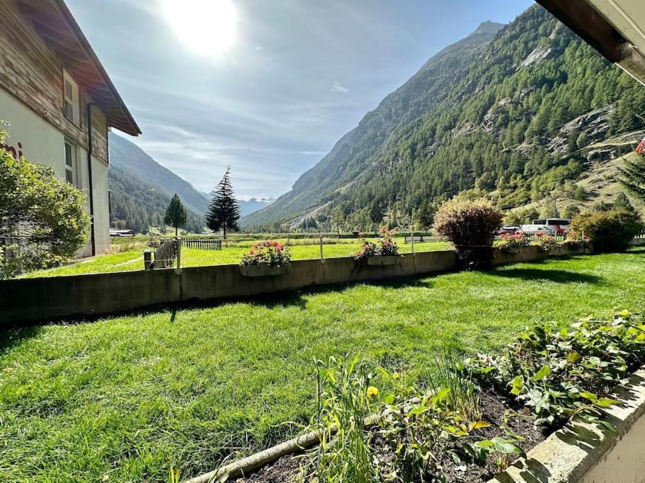 Alpine Retreat 4 Person Apartment Near Zermatt With Parking! Täsch Exteriér fotografie